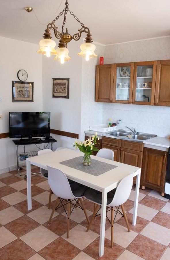 Apartment With Beautiful Sea View 라벡 외부 사진